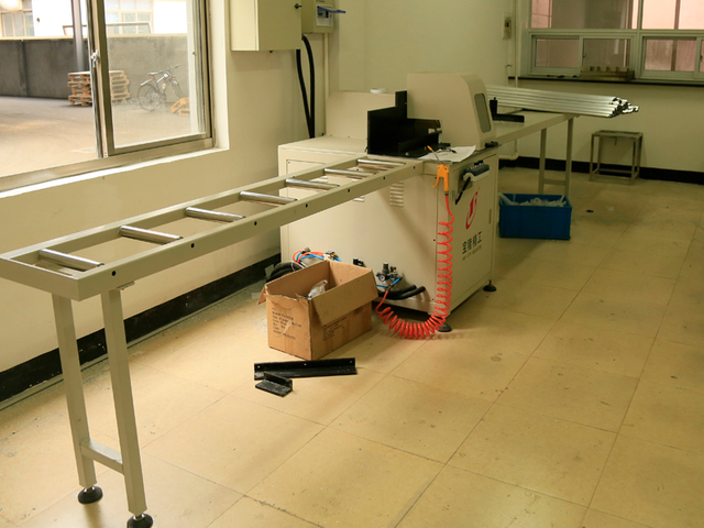 Aluminum cutting workshop
